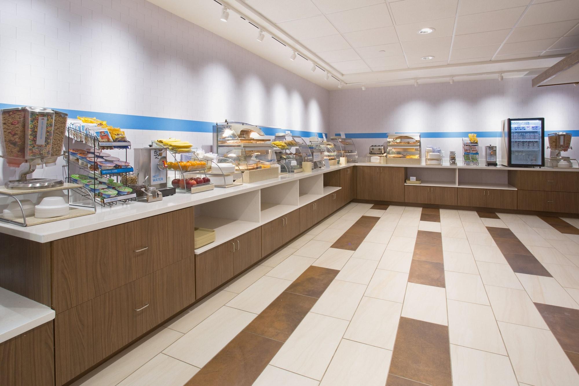 Holiday Inn Express & Suites - Calgary Airport Trail Ne By Ihg Exterior foto