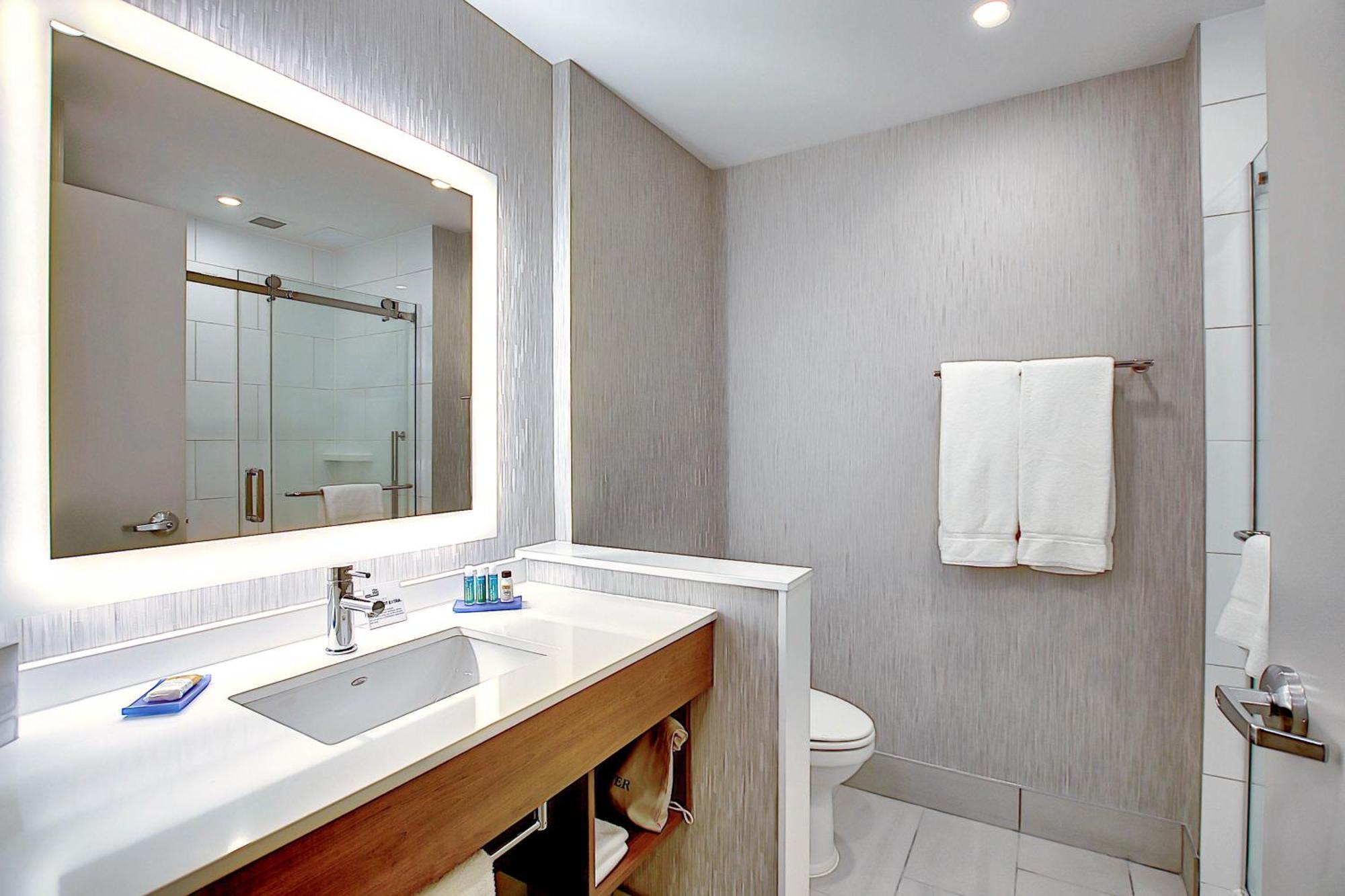 Holiday Inn Express & Suites - Calgary Airport Trail Ne By Ihg Exterior foto